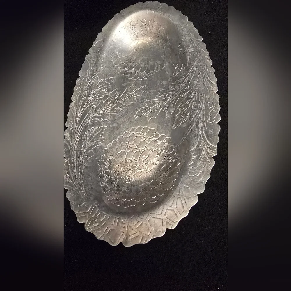 Elegant Silver Hamnered Floral Decorative Tray